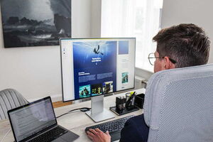 Mann vor seinem Screendesign